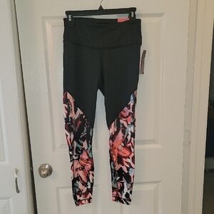 Black and Pink Patterned Capri Leggings Small NWT Zelos